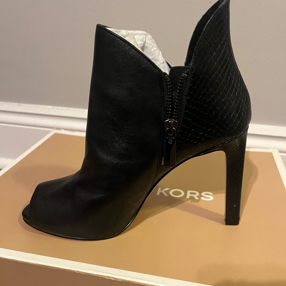 New- Michael Kors Alane Leather open toe bootie size 8 - Picture 2 of 3